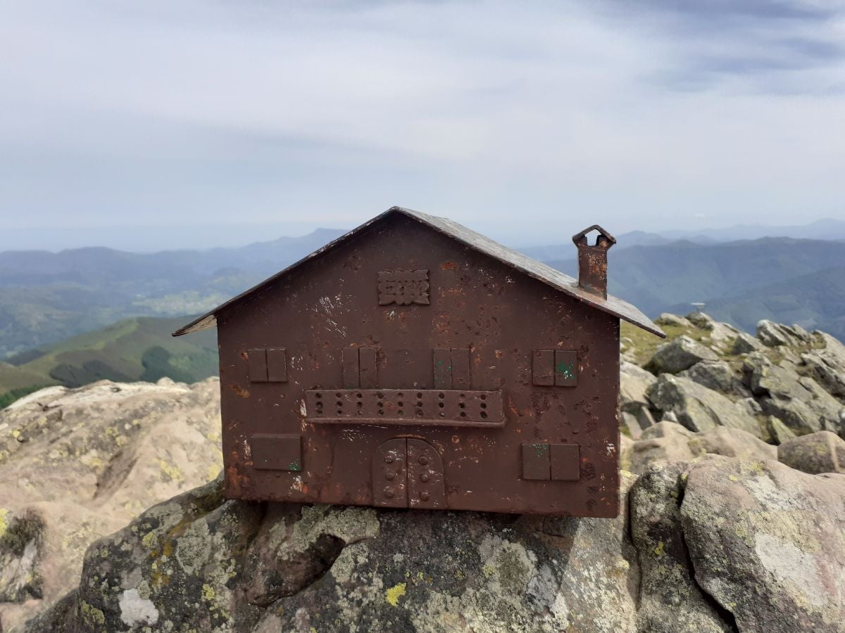 La blanca ermita de la Trinidad ubica esta cima de piedra rojiza en la que las leyendas mitológicas inundan todos sus rincones.