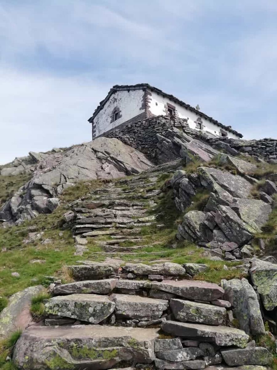La blanca ermita de la Trinidad ubica esta cima de piedra rojiza en la que las leyendas mitológicas inundan todos sus rincones.