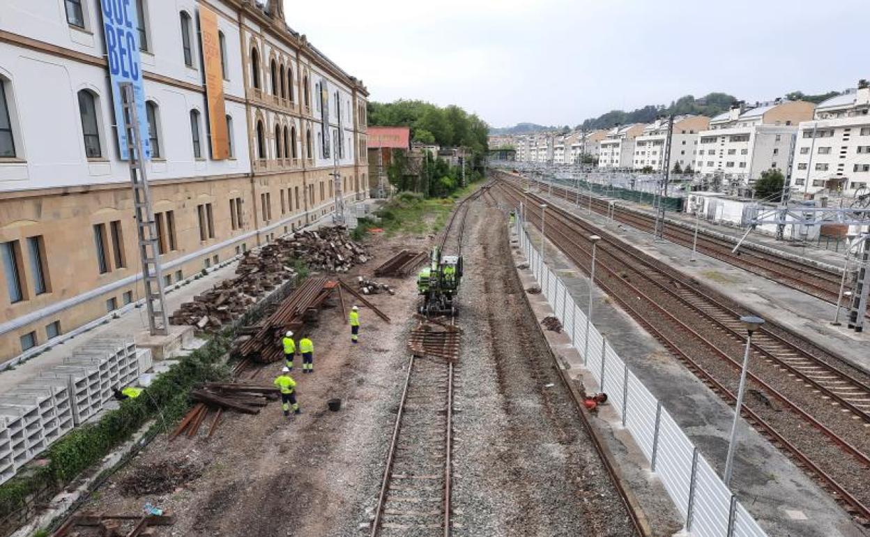 Operarios preparan la vía en el lado de Tabakalera, donde se habilitará la estación provisional. 