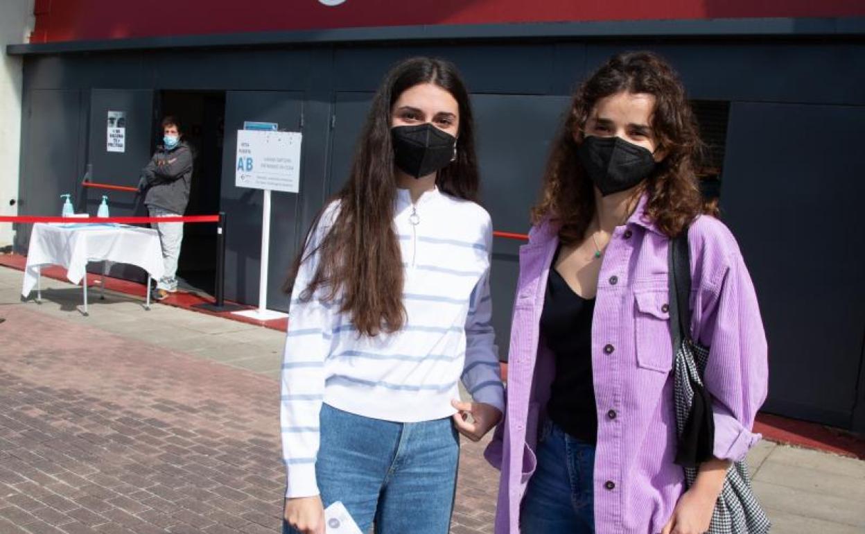 Ainhoa Heredero y Elena Bastida fueron ayer a vacunarse a Illunbe con Pfizer. 