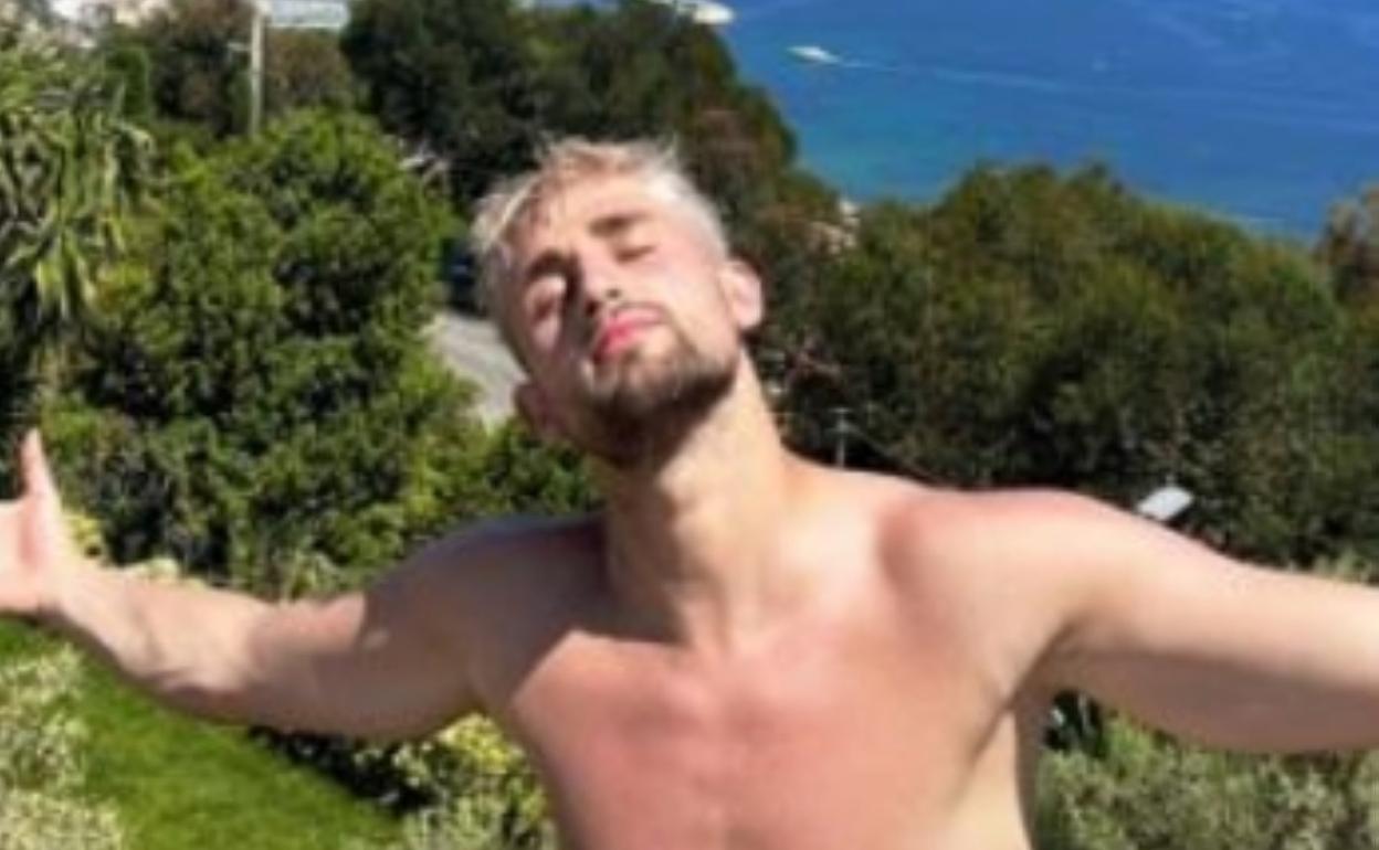 Januzaj disfruta del sol y las playas de la Costa Azul desde Mónaco