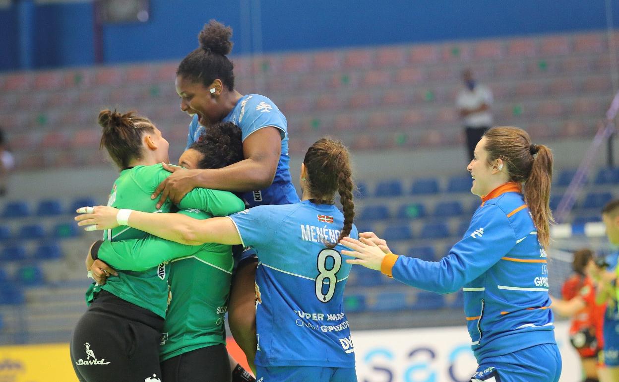 Las jugadoras del Bera Bera celebran el triunfo anet el Elche en Copa. 