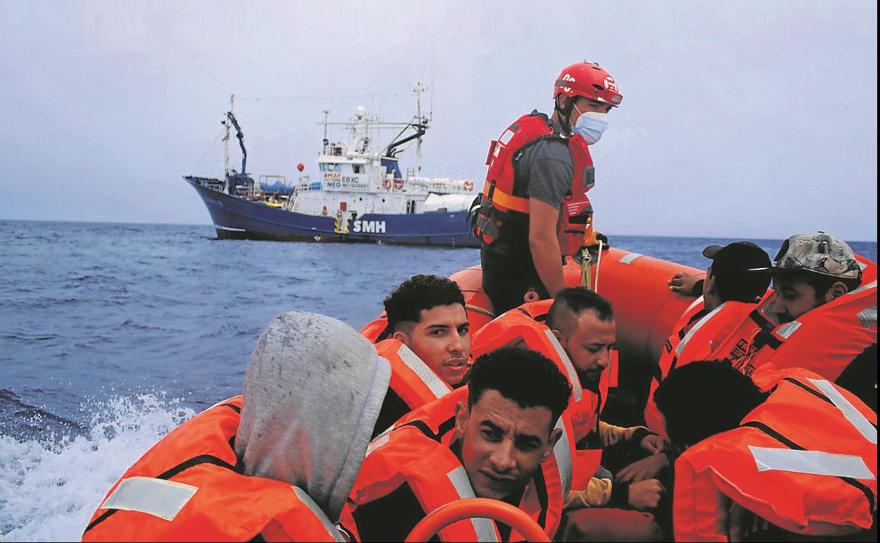 Acercamiento. El equipo de rescate hizo varios viajes para trasladar a todos.