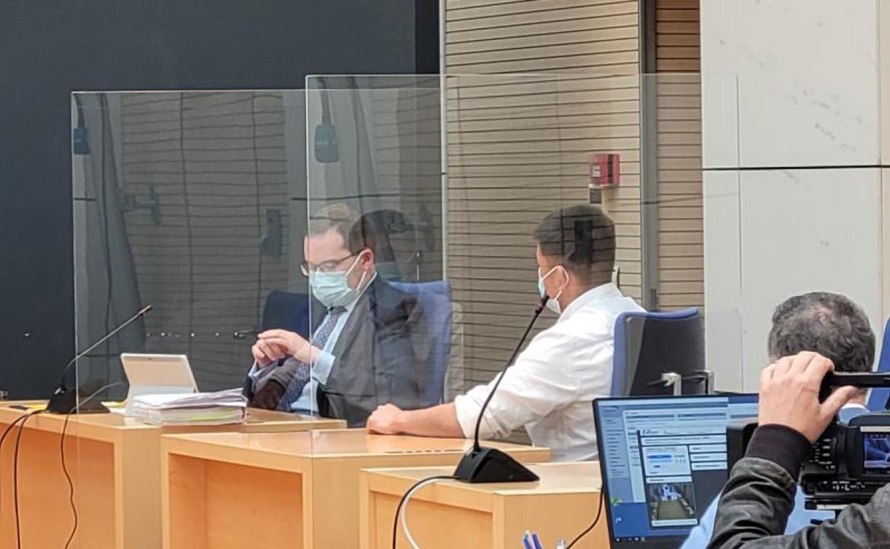 El acusado, de espaldas, durante la primera sesión del juicio. 