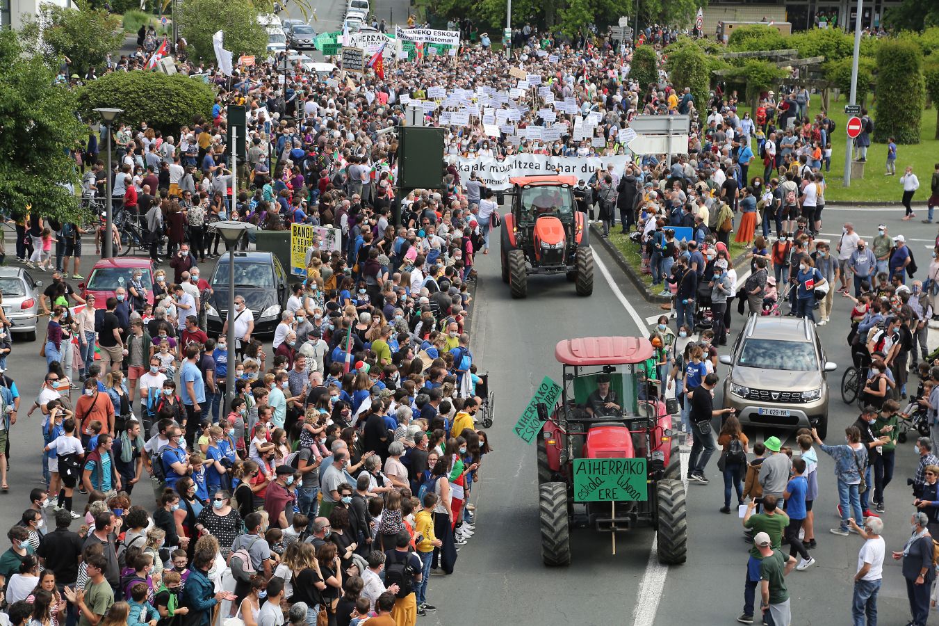 Manifestación multitudinaria a favor del euskera en Baiona