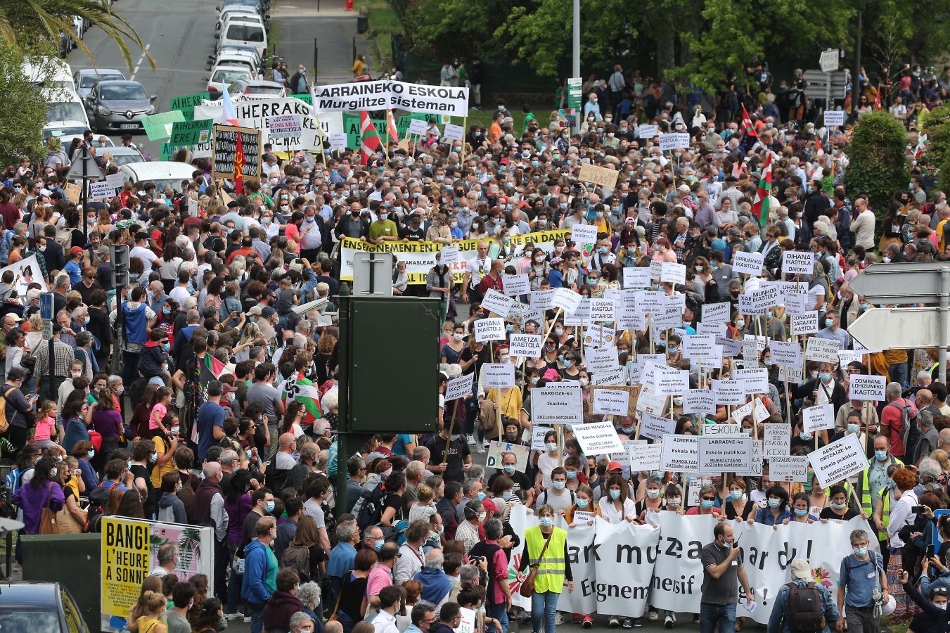 Manifestación multitudinaria a favor del euskera en Baiona