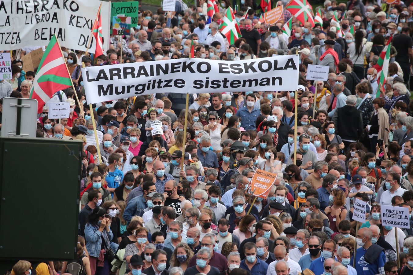 Manifestación multitudinaria a favor del euskera en Baiona