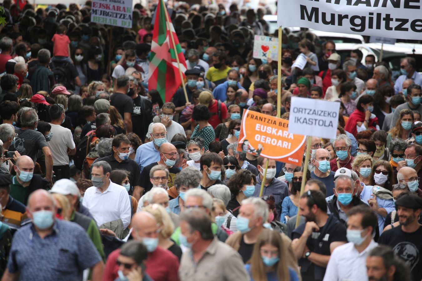 Manifestación multitudinaria a favor del euskera en Baiona