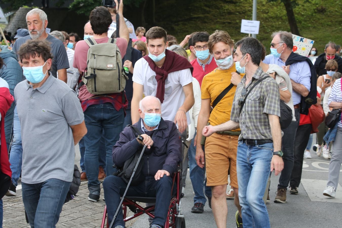 Manifestación multitudinaria a favor del euskera en Baiona