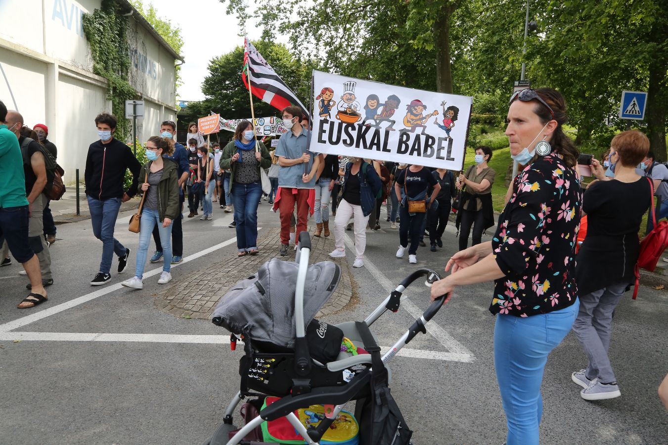 Manifestación multitudinaria a favor del euskera en Baiona