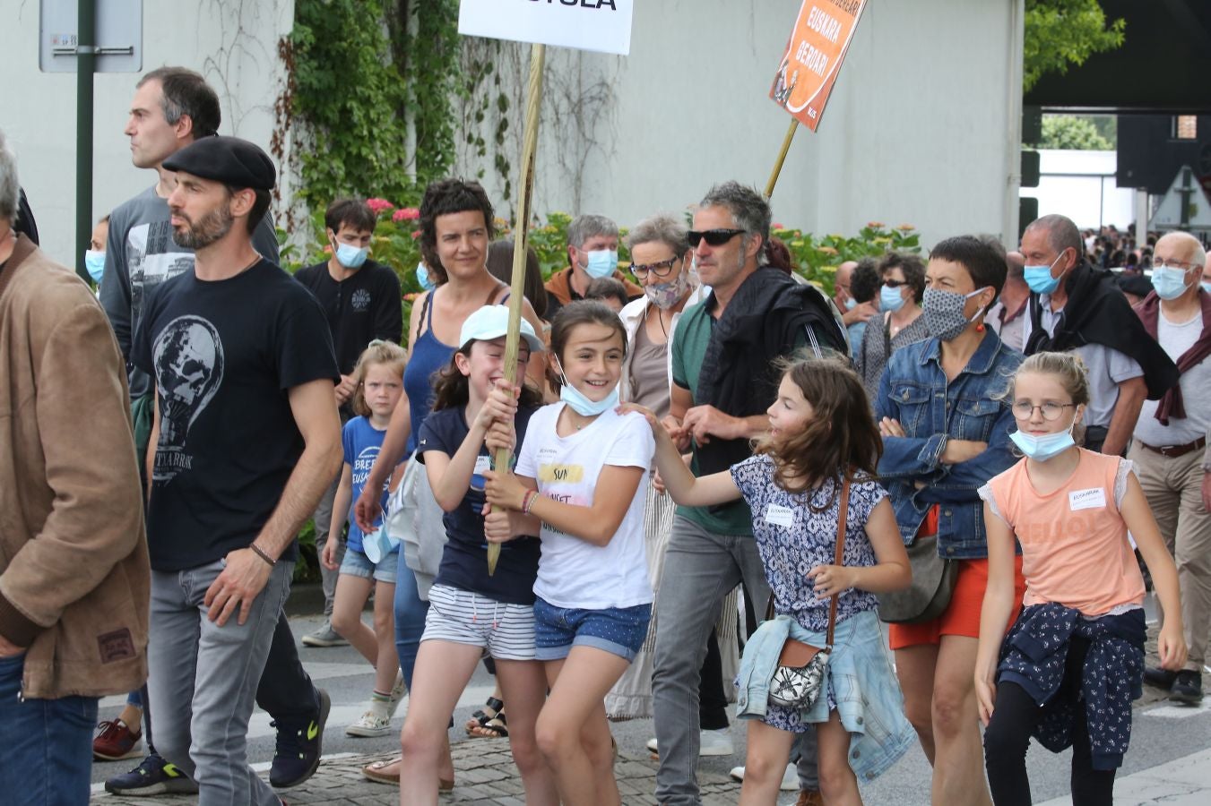 Manifestación multitudinaria a favor del euskera en Baiona