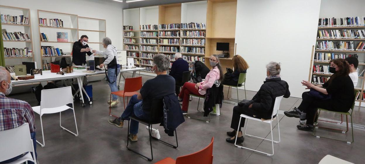 Ayer Luis Barrios ofreció una charla didáctica sobre la evolución del libro. 