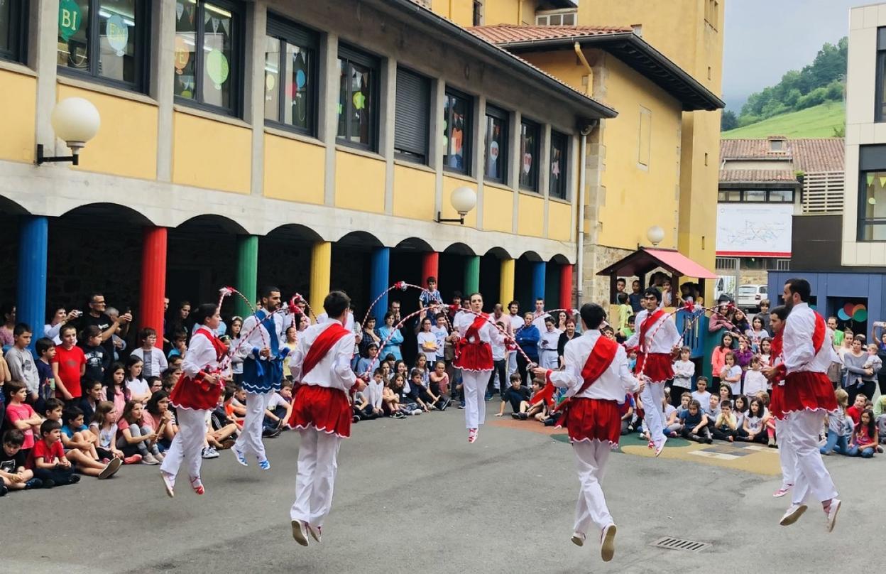 Dantzaris de Oñatz volverán a los colegios con los bailes de Corpus. 