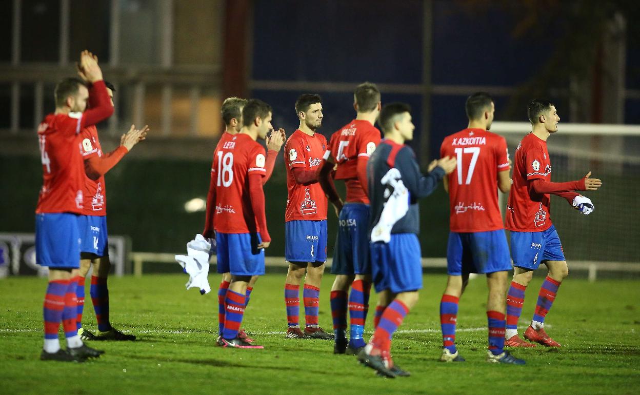 Los jugadores del Anaitasuna aplauden a sus aficionados en Txerloia. 