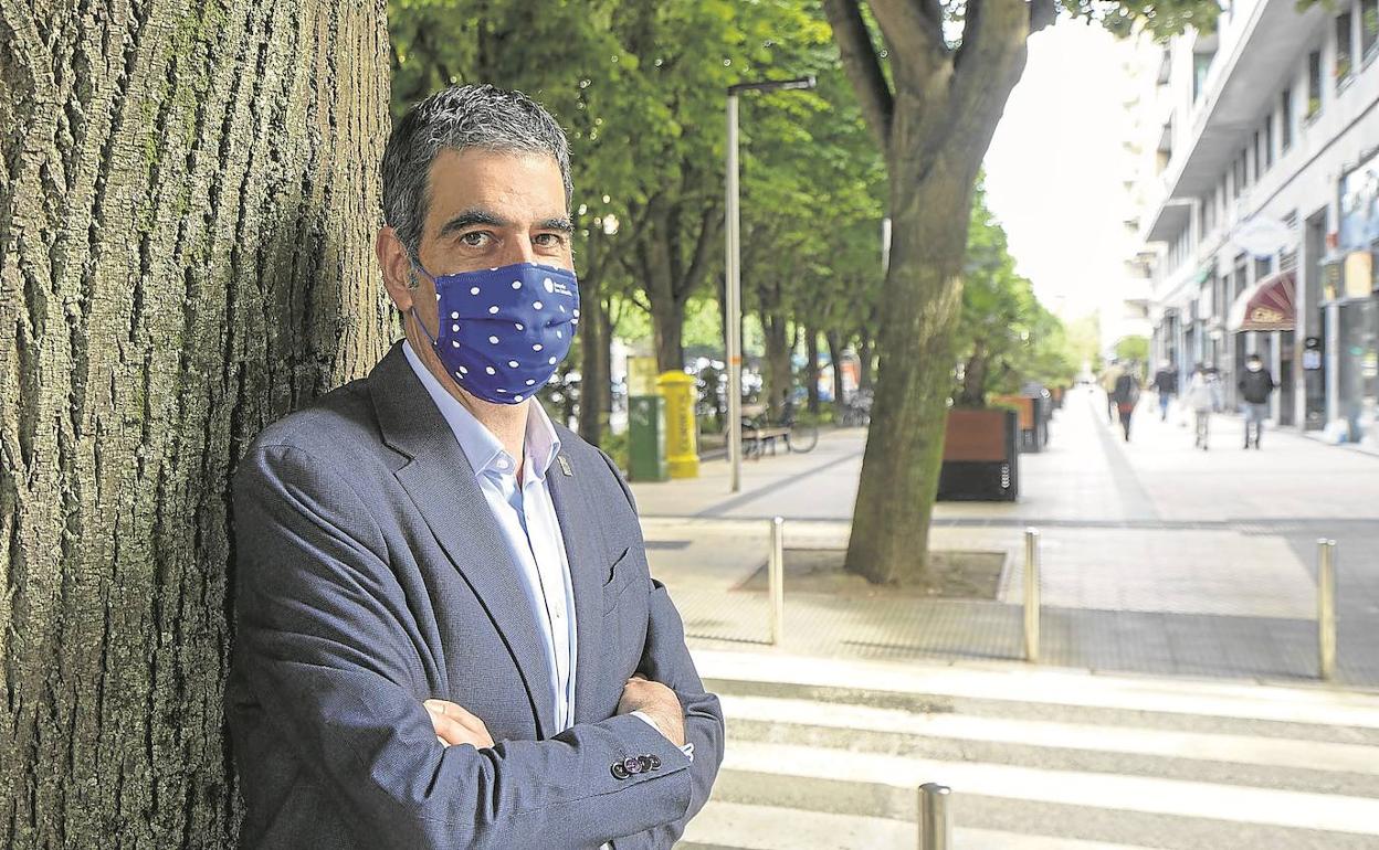 Eneko Goia, que no quiso quitarse la mascarilla para la foto, posa en la acera de la avenida Sancho El Sabio, que ha sido reurbanizada en la presente legislatura. 