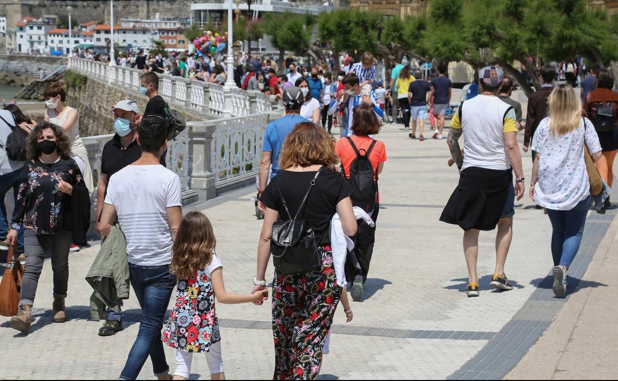 El buen tiempo ha animado a la gente a pasear por el paseo de La Concha.