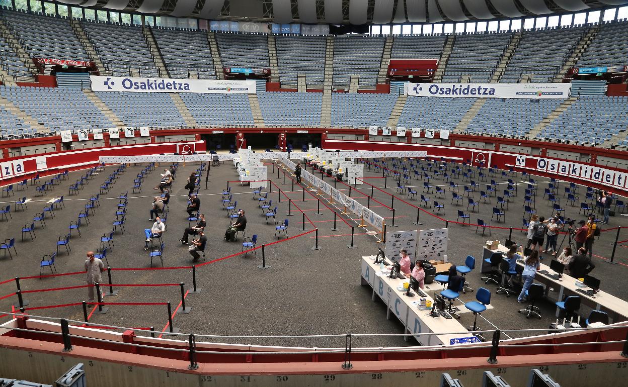 El coso de la antigua plaza de toros, con las doce puestos de vacunación. 