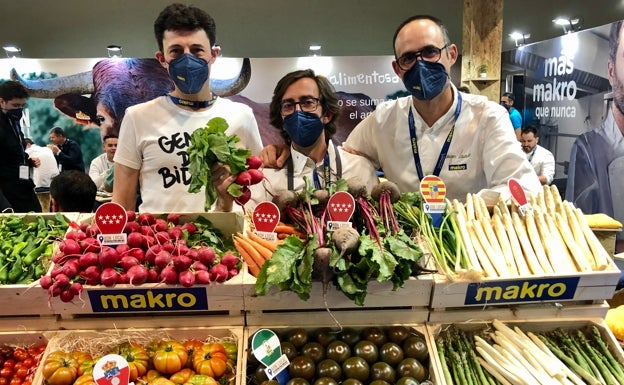 Ramón Aranmburu, David Guitera e Iñigo Lavado, gente del Bidasoa en el foro. 