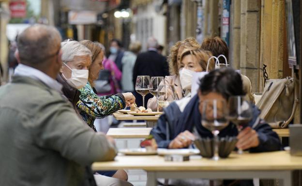 El horario de bares, restaurantes, cultura y transporte se amplía hasta la medianoche desde el miércoles