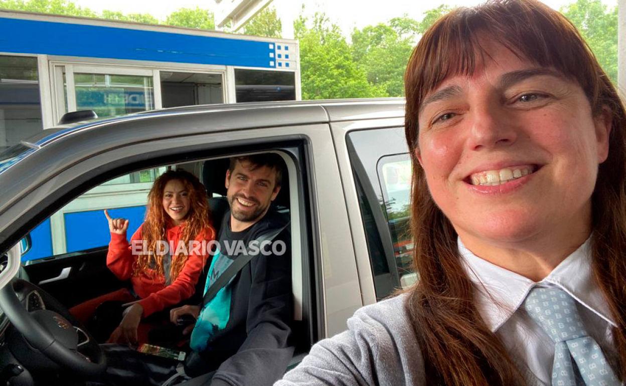 'Selfie' de Ana Galarraga con Shakira y Gerard Piqué en el peaje de Arrona, Zestoa. 