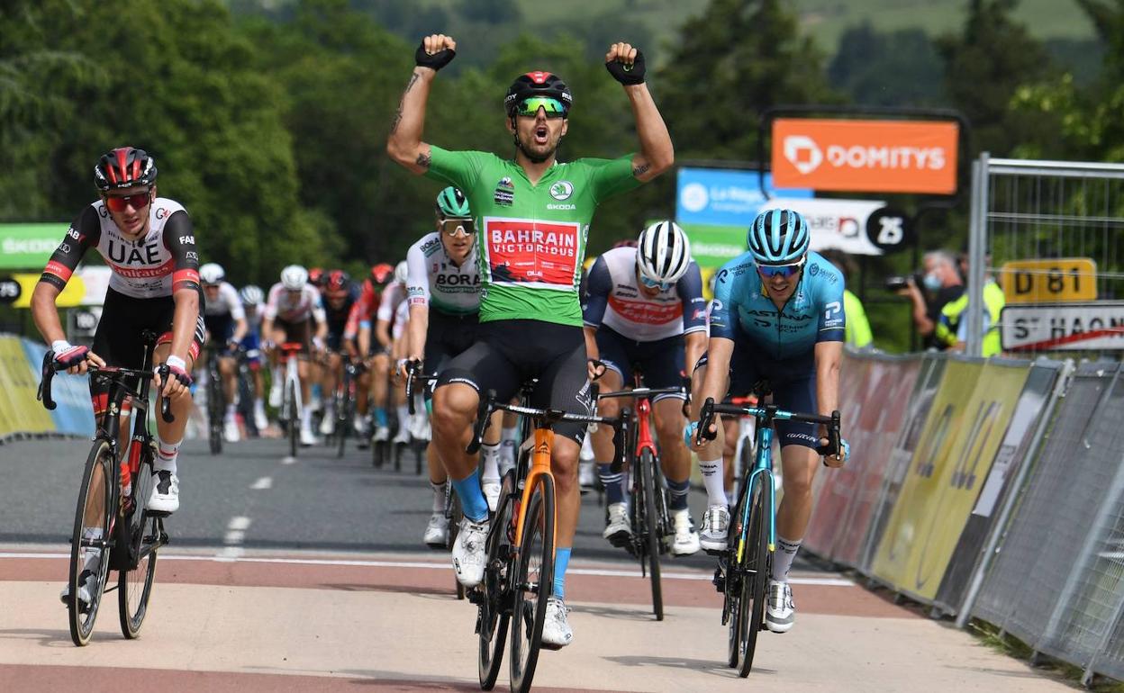 Aranburu, a la derecha de la imagen, ha cruzado la línea de meta en segunda posición tras ser superado por Colbrelli.