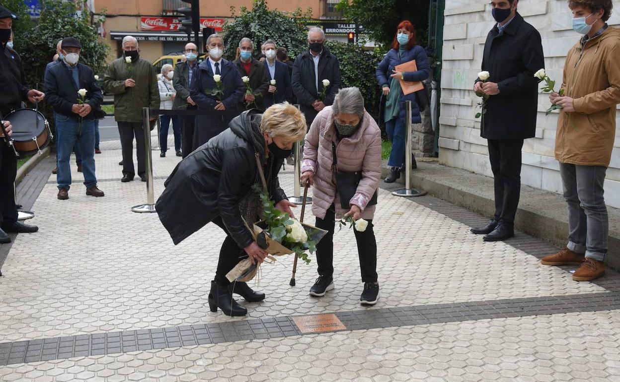 Caty Romero deposita un ramo de flores ante la placa en el homenaje realizado en noviembre de 2020 a Miguel Francisco Martín, asesinado por ETA. 