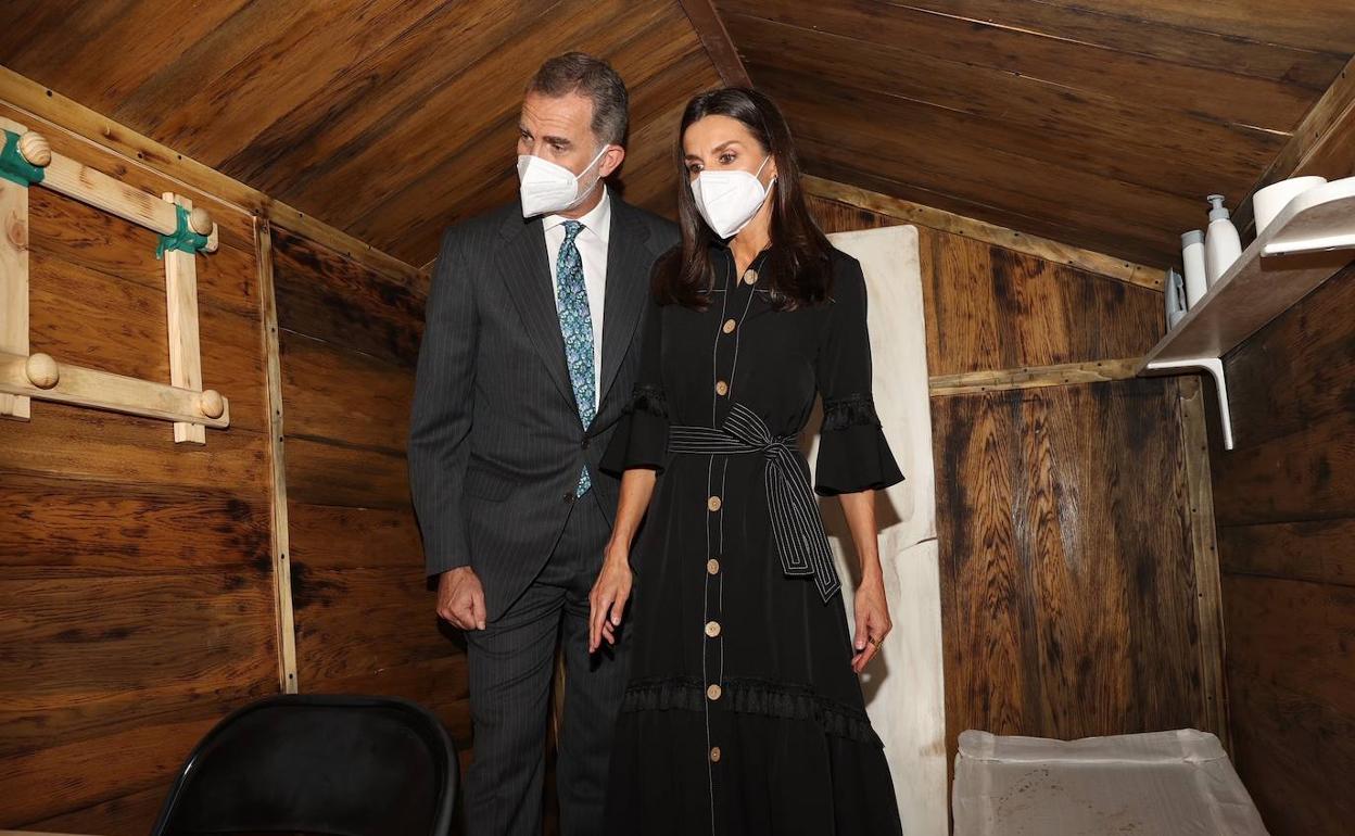 Felipe VI y Doña Letizia, durante la visita de este martes al Memorial de Víctimas.