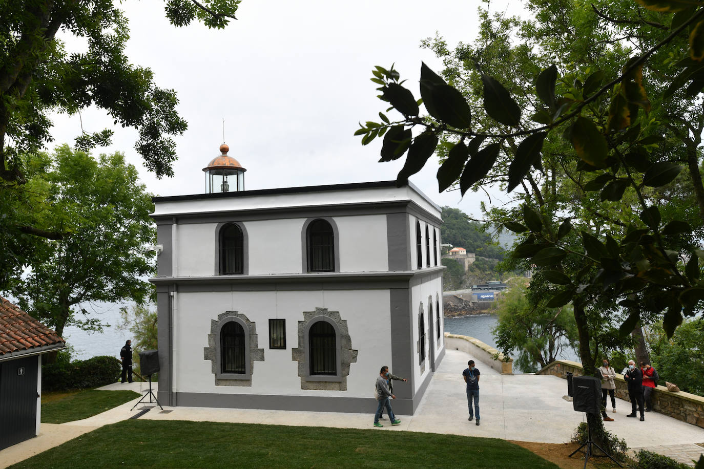 La escultura en el faro de Santa Clara de Cristina Iglesias, que se confiesa emocionada y expectante, se inaugura hoy oficialmente 