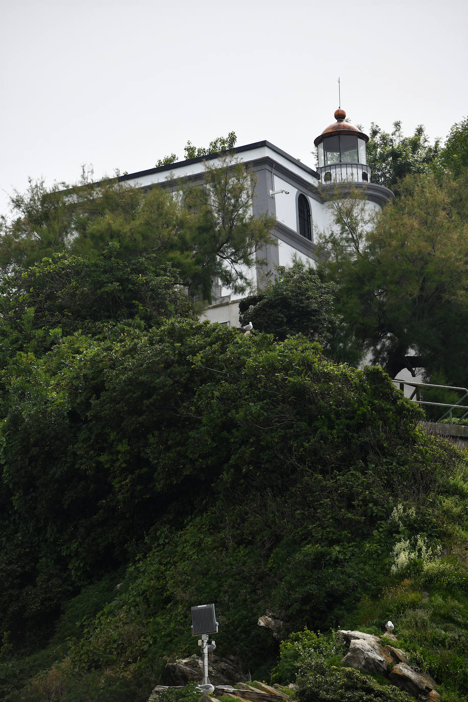 La escultura en el faro de Santa Clara de Cristina Iglesias, que se confiesa emocionada y expectante, se inaugura hoy oficialmente 