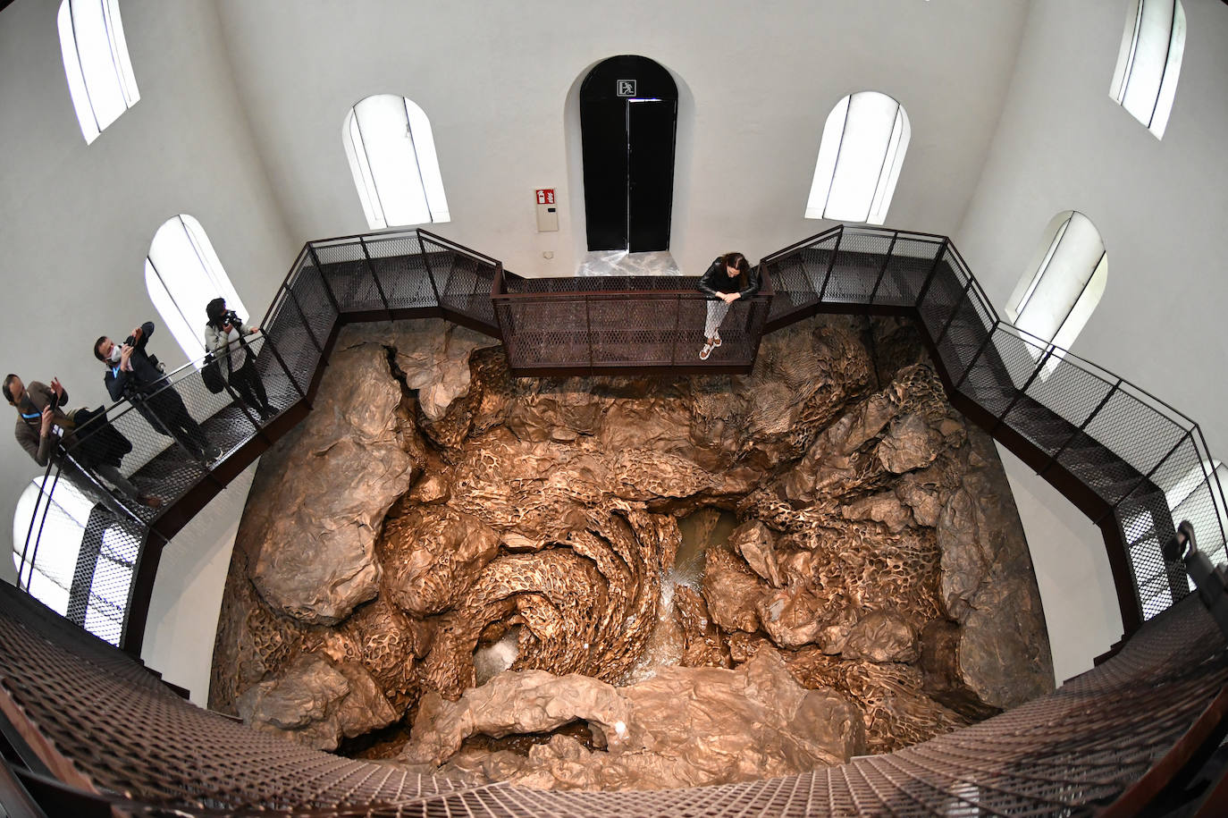 La escultura en el faro de Santa Clara de Cristina Iglesias, que se confiesa emocionada y expectante, se inaugura hoy oficialmente 