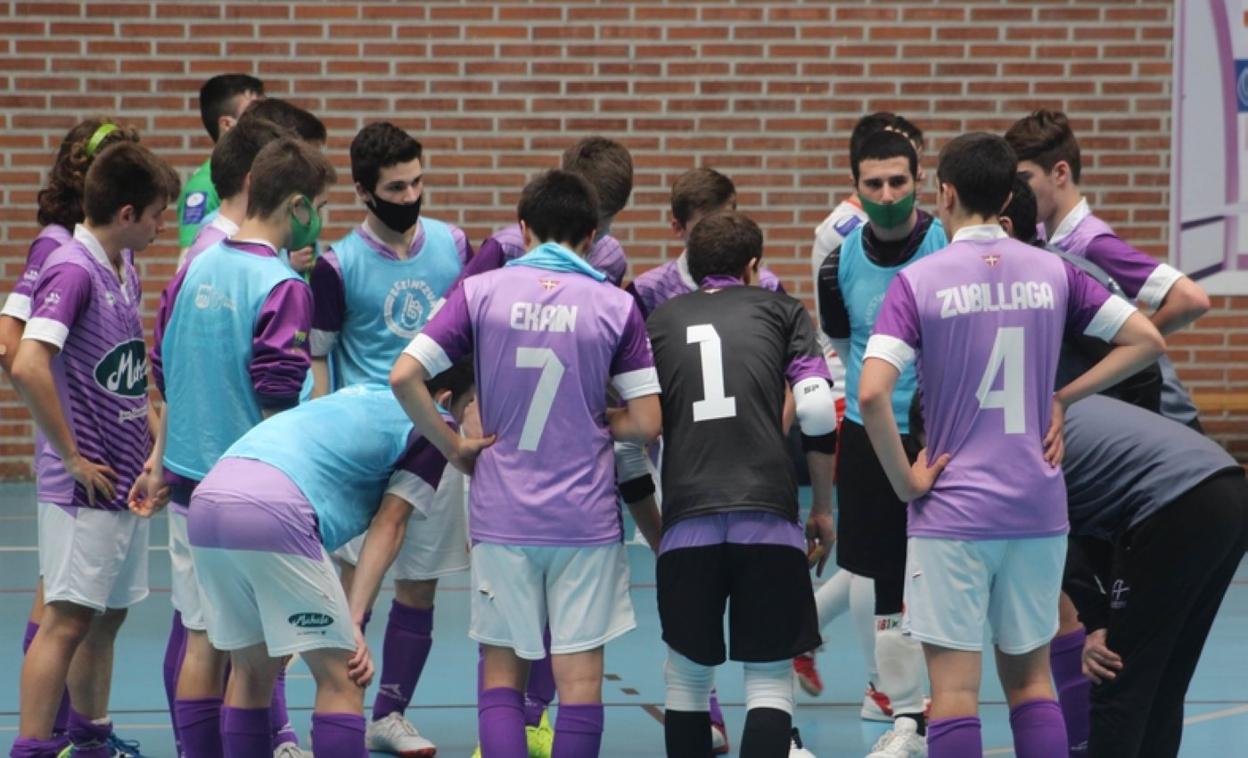 Los jugadores del equipo juvenil del Lauburu Ibarra Mahala. 