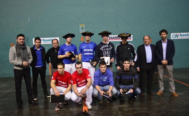 Arriba a la izquierda, Artola y arriba a la derecha, Altuna, en la final del torneo Bankoa-DV en 2013.