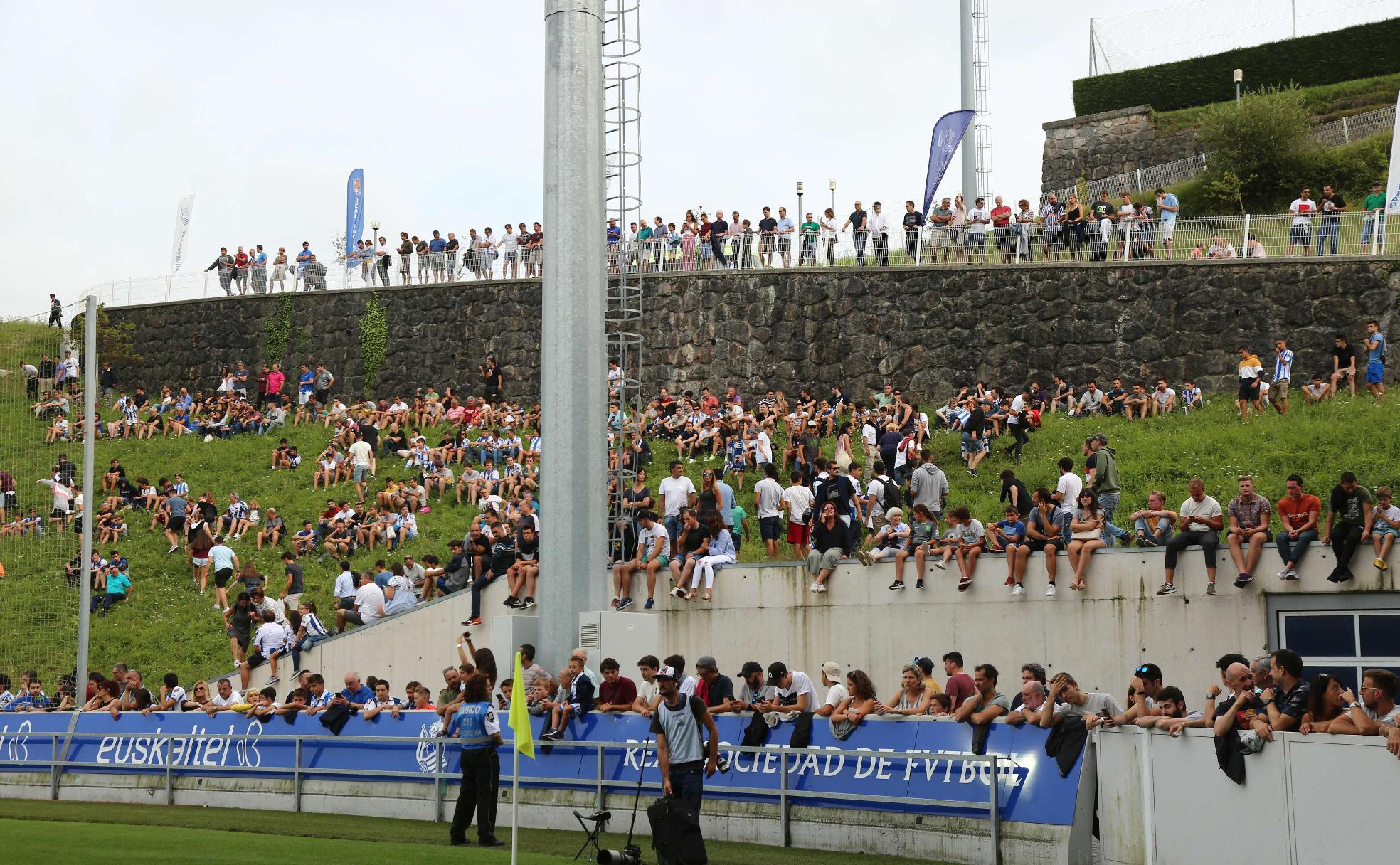 Aficionados en las instalaciones de Zubieta presencian un amistoso antes de que estallara la pandemia.