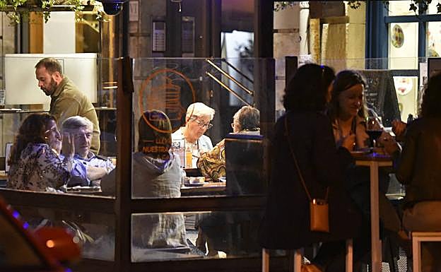 Imagen principal - Bares de una calle de Gros este miércoles por la noche.
