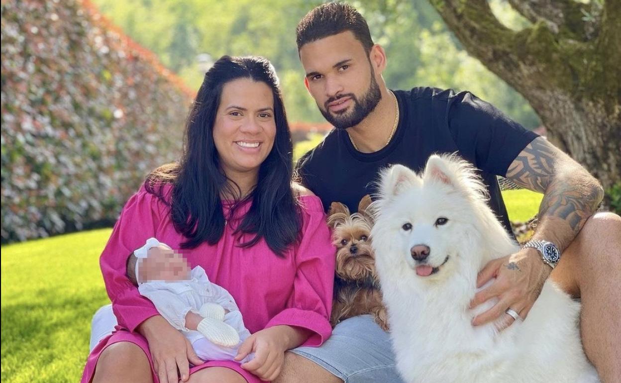 Real Sociedad: Nace Julia, la primera hija de Willian José