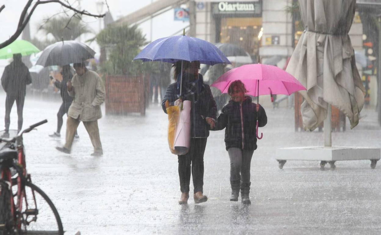 Tiempo en Euskadi: Aviso amarillo por fuertes lluvias hasta mañana al mediodía