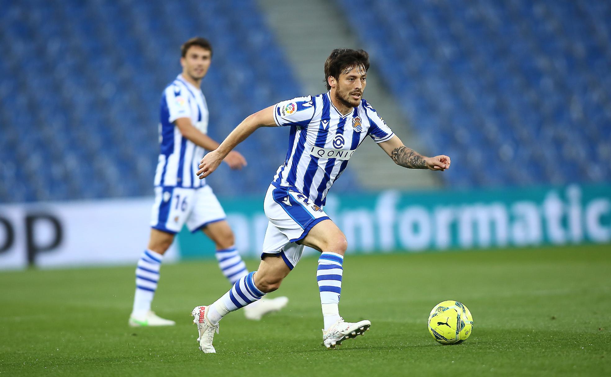 David Silva conduce el balón durante un partido en el Reale Arena.