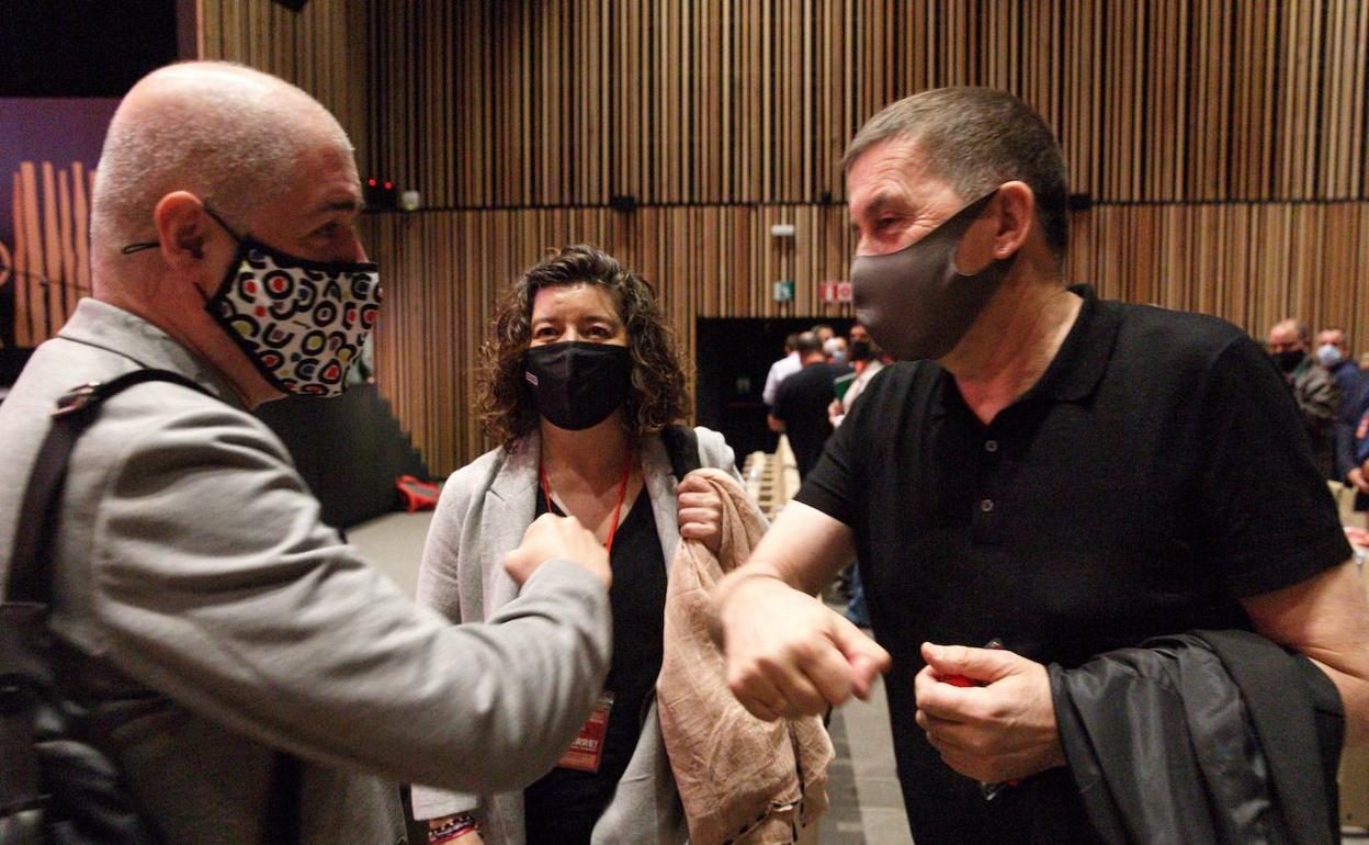 Unai Sordo y Arnaldo Otegi se saludan ante la atenta mirada de Loli García