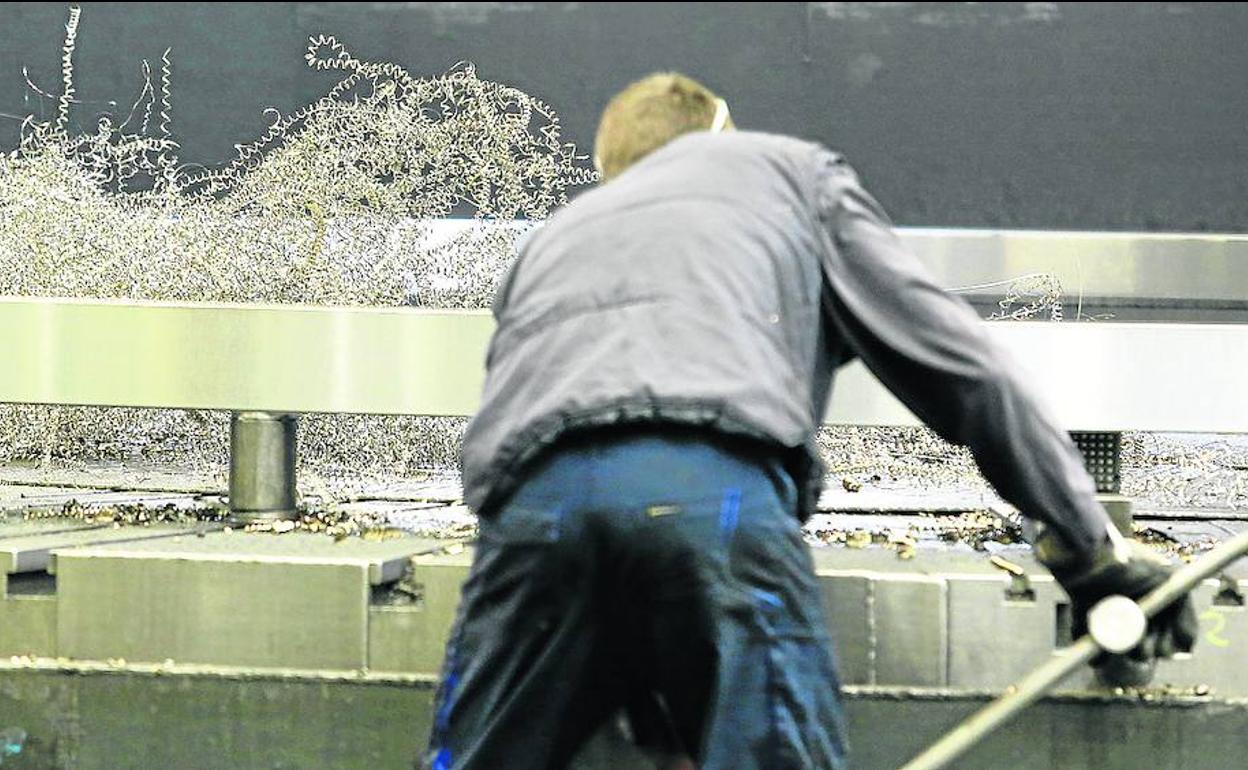 Un trabajador de una forja guipuzcoana elabora una brida para una empresa del sector eólico.