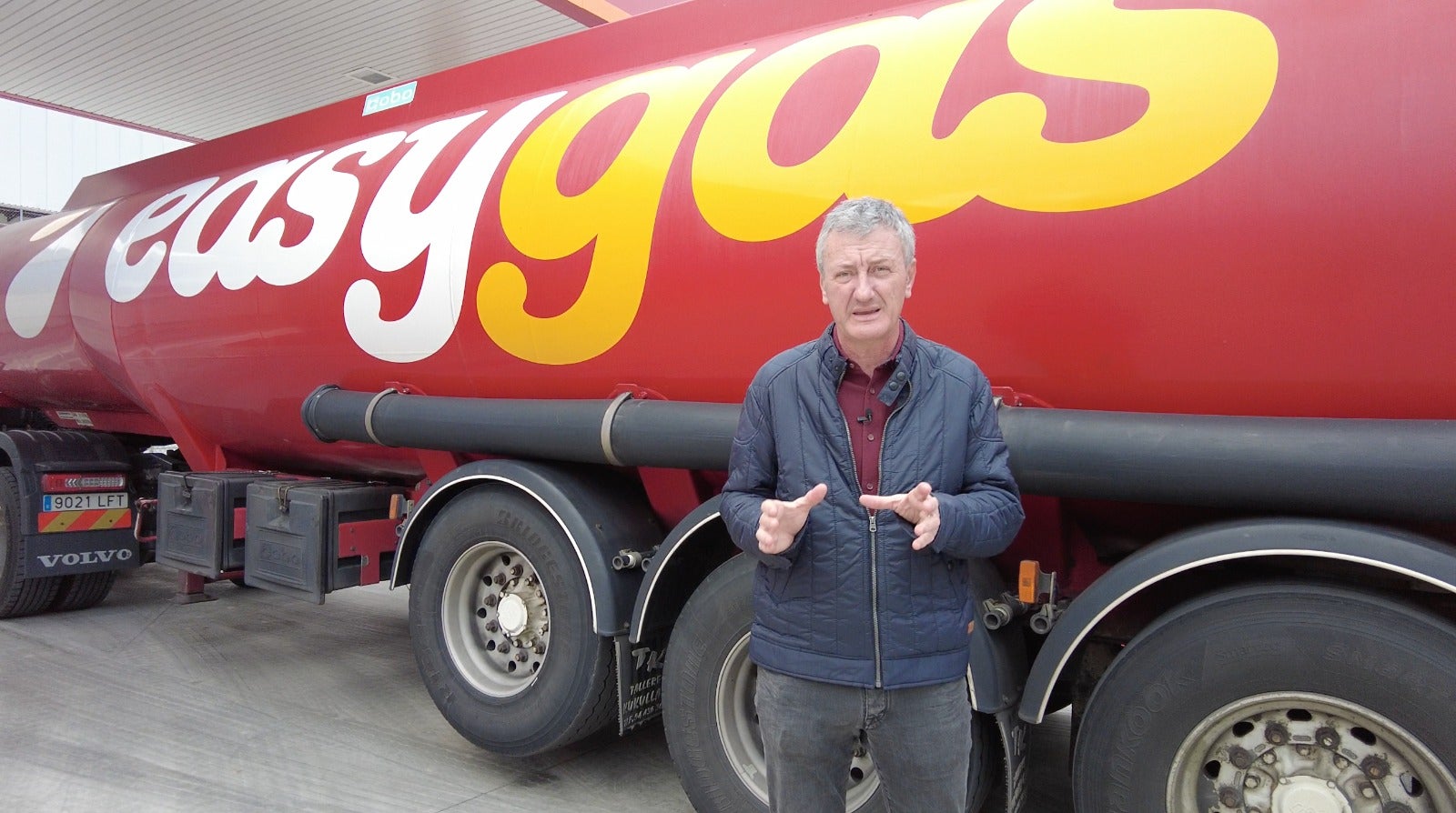 Joseba Barrenengoa, junto a un camión cisterna de su empresa.