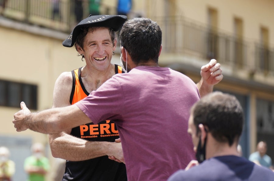 Xabier Orbegozo 'Arria V' puso punto y final a su carrera deportiva con una heroicidad. En seis horas, cinco minutos y 54 segundos levantó diez veces el cilindro antiguo de 100 kilos, recorrió las tres cimas de Tolosaldea -Ernio, Uzturre y Erriozpe- completando 43 kilómetros y cortó diez kanaerdikos. 
