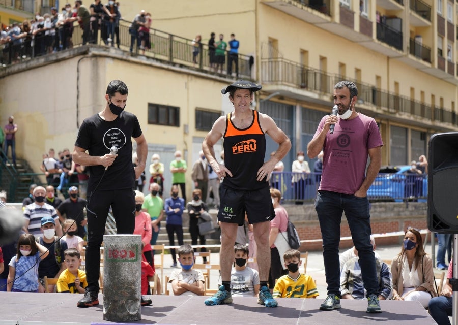 Xabier Orbegozo 'Arria V' puso punto y final a su carrera deportiva con una heroicidad. En seis horas, cinco minutos y 54 segundos levantó diez veces el cilindro antiguo de 100 kilos, recorrió las tres cimas de Tolosaldea -Ernio, Uzturre y Erriozpe- completando 43 kilómetros y cortó diez kanaerdikos. 