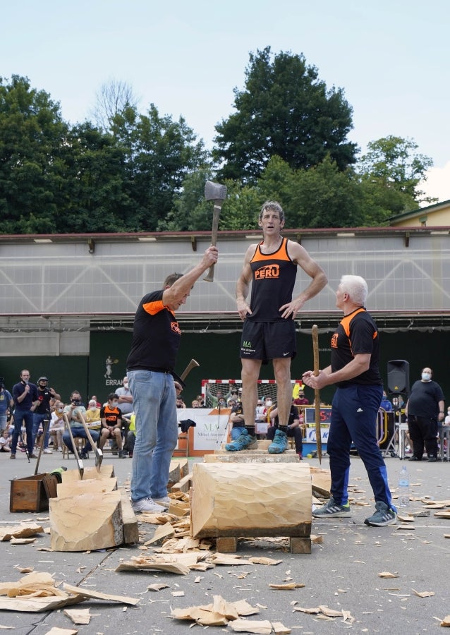 Xabier Orbegozo 'Arria V' puso punto y final a su carrera deportiva con una heroicidad. En seis horas, cinco minutos y 54 segundos levantó diez veces el cilindro antiguo de 100 kilos, recorrió las tres cimas de Tolosaldea -Ernio, Uzturre y Erriozpe- completando 43 kilómetros y cortó diez kanaerdikos. 