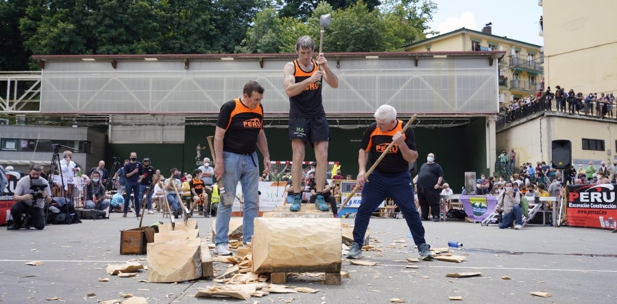 Xabier Orbegozo 'Arria V' puso punto y final a su carrera deportiva con una heroicidad. En seis horas, cinco minutos y 54 segundos levantó diez veces el cilindro antiguo de 100 kilos, recorrió las tres cimas de Tolosaldea -Ernio, Uzturre y Erriozpe- completando 43 kilómetros y cortó diez kanaerdikos. 