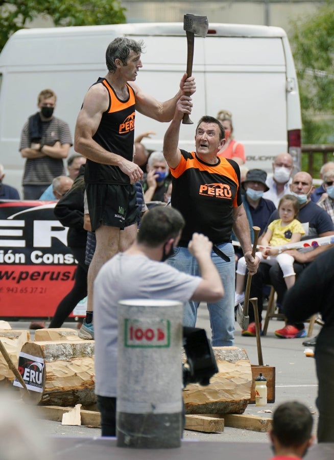 Xabier Orbegozo 'Arria V' puso punto y final a su carrera deportiva con una heroicidad. En seis horas, cinco minutos y 54 segundos levantó diez veces el cilindro antiguo de 100 kilos, recorrió las tres cimas de Tolosaldea -Ernio, Uzturre y Erriozpe- completando 43 kilómetros y cortó diez kanaerdikos. 