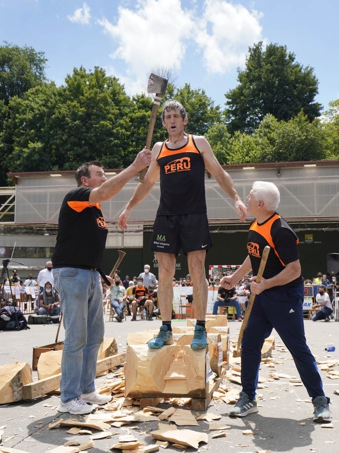 Xabier Orbegozo 'Arria V' puso punto y final a su carrera deportiva con una heroicidad. En seis horas, cinco minutos y 54 segundos levantó diez veces el cilindro antiguo de 100 kilos, recorrió las tres cimas de Tolosaldea -Ernio, Uzturre y Erriozpe- completando 43 kilómetros y cortó diez kanaerdikos. 