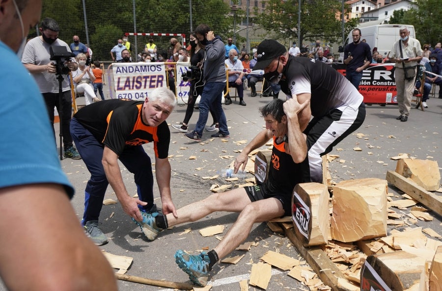 Xabier Orbegozo 'Arria V' puso punto y final a su carrera deportiva con una heroicidad. En seis horas, cinco minutos y 54 segundos levantó diez veces el cilindro antiguo de 100 kilos, recorrió las tres cimas de Tolosaldea -Ernio, Uzturre y Erriozpe- completando 43 kilómetros y cortó diez kanaerdikos. 