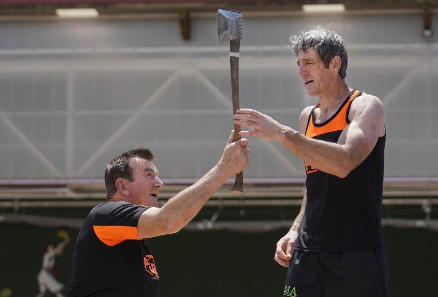 Xabier Orbegozo 'Arria V' puso punto y final a su carrera deportiva con una heroicidad. En seis horas, cinco minutos y 54 segundos levantó diez veces el cilindro antiguo de 100 kilos, recorrió las tres cimas de Tolosaldea -Ernio, Uzturre y Erriozpe- completando 43 kilómetros y cortó diez kanaerdikos. 