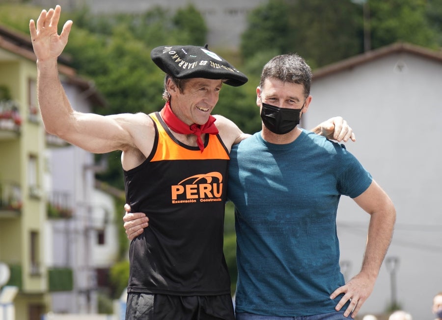 Xabier Orbegozo 'Arria V' puso punto y final a su carrera deportiva con una heroicidad. En seis horas, cinco minutos y 54 segundos levantó diez veces el cilindro antiguo de 100 kilos, recorrió las tres cimas de Tolosaldea -Ernio, Uzturre y Erriozpe- completando 43 kilómetros y cortó diez kanaerdikos. 