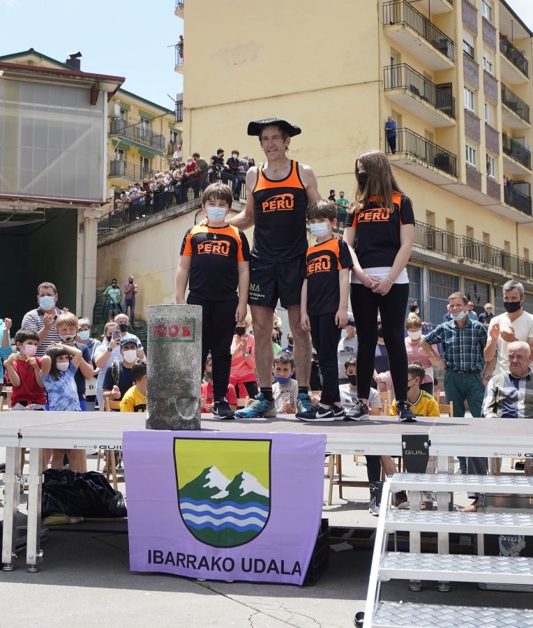 Xabier Orbegozo 'Arria V' puso punto y final a su carrera deportiva con una heroicidad. En seis horas, cinco minutos y 54 segundos levantó diez veces el cilindro antiguo de 100 kilos, recorrió las tres cimas de Tolosaldea -Ernio, Uzturre y Erriozpe- completando 43 kilómetros y cortó diez kanaerdikos. 